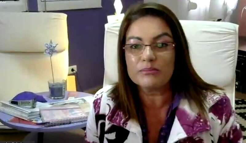 La profesora Esther Sánchez durante la lectura del Manifiesto Institucional por el 8M/TA.